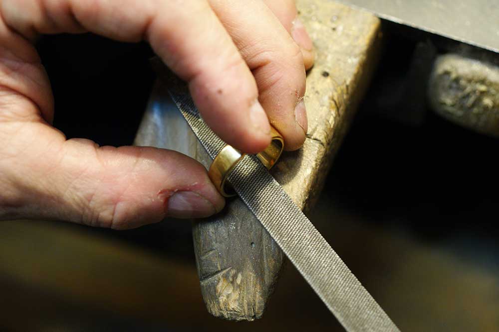 Juwelier Köster Goldschmiede: Der Ring wird von Innen und Außen versäubert.