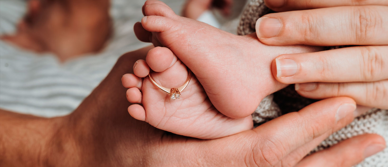 Aus altem Familienschmuck wurde ein Ring zur Geburt geschaffen, der gleichzeitig Verlobungsring ist.