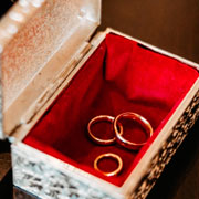 Entdecken Sie die unschätzbare Rolle des Goldschmieds in einer von Künstlicher Intelligenz beeinflussten Welt. Begleiten Sie uns auf einer Reise voller Emotionen und Geschichte.